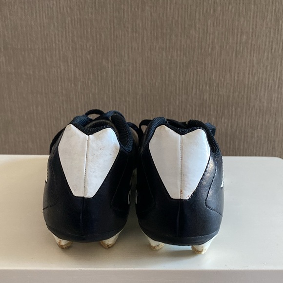 Lightly worn girls soccer cleats - Picture 3 of 4